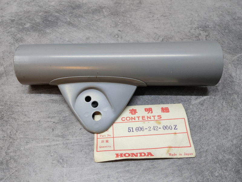 Patte de phare grise coté gauche CD125A HONDA 51606-242-000Z