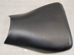 Selle HONDA CBR1000RR 2004-2005 NEUVE 77100-MEL-010 avec une trace sur le dessus