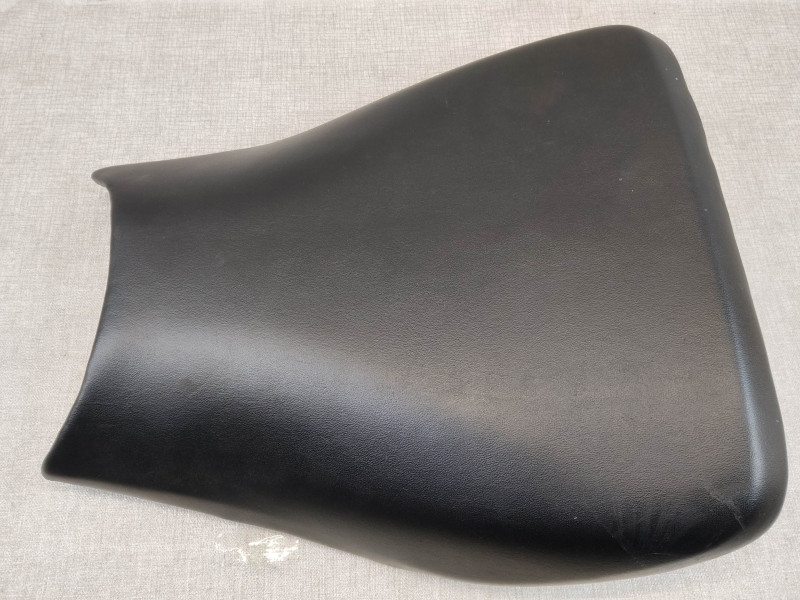 Selle HONDA CBR1000RR 2004-2005 NEUVE 77100-MEL-010 avec une trace sur le dessus