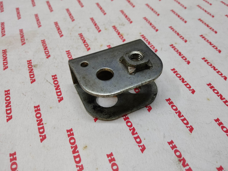 Support clignotant arrière droit CM125T 1981 HONDA 33604-424-720