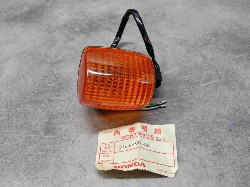 Clignotant arrière droit VF400F 83 HONDA 33600-KE7-600
