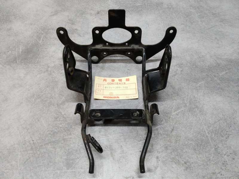 Support de phare et compteurs HONDA CB125T2 61311-399-700