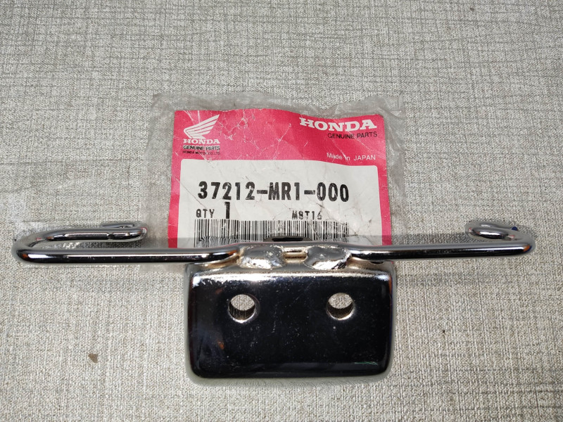 Patte de fixation du support compteurs VT600C SHADOW 1988-98 HONDA 37212-MR1-000