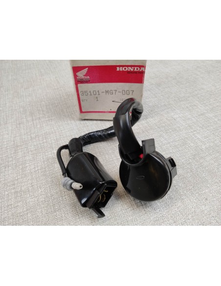 Base sous le contacteur à clé XLV750 R 1983 (D) neuf origine HONDA 35101-MG7-007