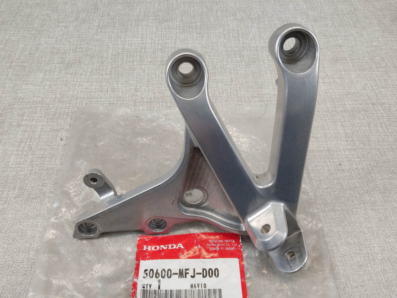 Support de repose pieds AV droit CBR600 RR 2007/2012 HONDA 50600-MFJ-D00
