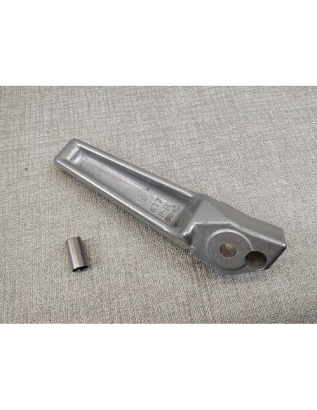 bras de repose pieds droit CB600 F HORNET HONDA 50720-MFG-D00