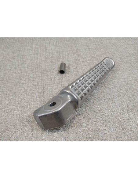 bras de repose pieds droit CB600 F HORNET HONDA 50720-MFG-D00