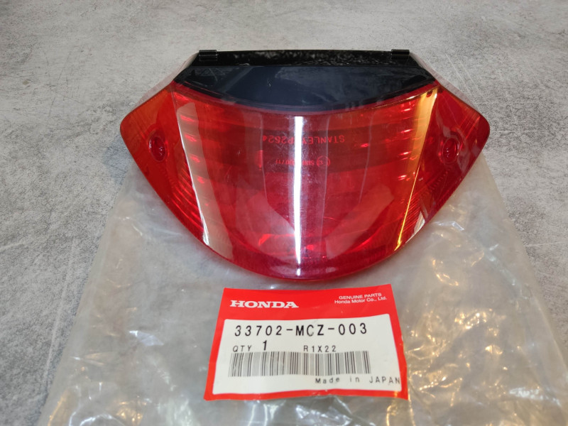 Cabochon de feu AR de CB600F HORNET 03-06 CB900F 02-07 HONDA 33702-MCZ-003