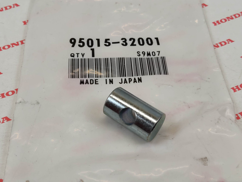 Cylindre percé de passage de tige de frein AR dans biellette HONDA 95015-32001
