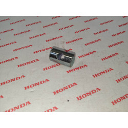 Cylindre percé de passage de tige de frein AR dans biellette HONDA 95015-32001