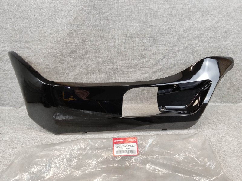 couvercle latéral G. noir PCX125 2010/14 avec traces HONDA 64432-KWN-900ZA NOS
