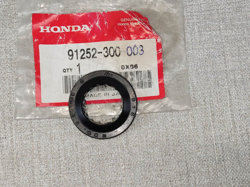 Cache poussière 22x36x8 HONDA 91252-300-003