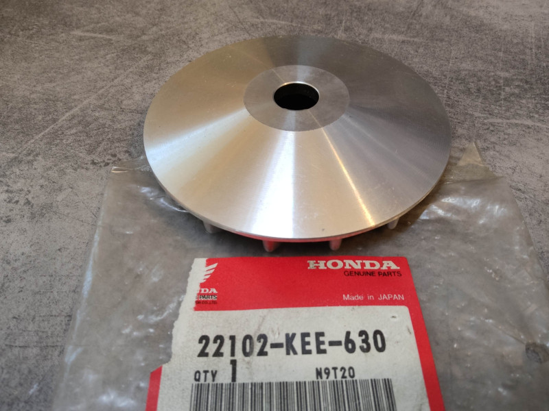 Flasque de variateur SH100 SCOOPY SJ100 BALI HONDA 22102-KEE-630