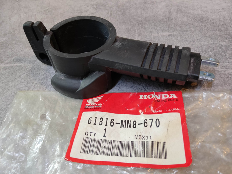 Support de clignotant AV droit de NTV650 88/97 HONDA 61316-MN8-670