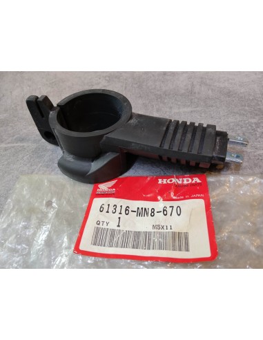 Support de clignotant AV droit de NTV650 88/97 HONDA 61316-MN8-670