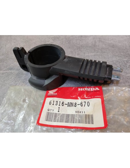 Support de clignotant AV droit de NTV650 88/97 HONDA 61316-MN8-670
