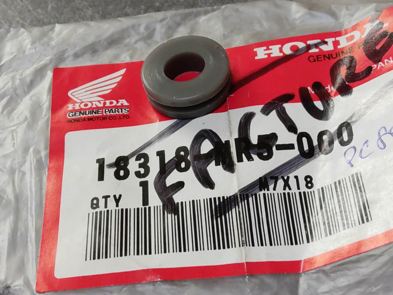 Caoutchouc de cache pot d'échappement PC800 HONDA 18318-MR5-000