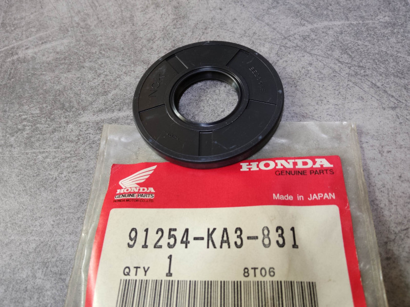 Cache poussiere de roue AV CR125/250 85/94 CR500 90 22x50x5 HONDA 91254-KA3-831