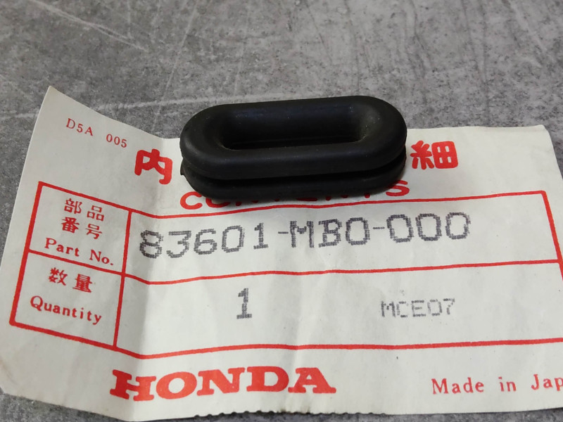 Caoutchouc de cache latéral VF750SC-SD-SE-SF VT750C CB600F HONDA 83601-MB0-000