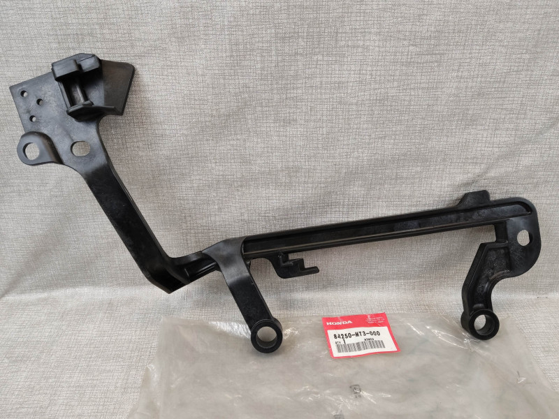 support de sacoche Droit ST1100 PAN EUROPEAN 1990/2000 HONDA 84250-MT3-000