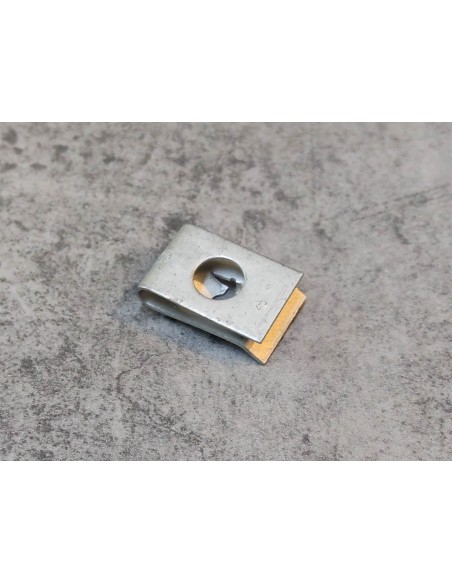 Ecrou de panneau central HONDA 66871-611-000