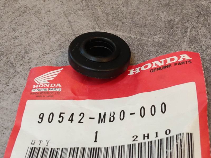 Joint caoutchouc des vis de cache culbuteur VF750 HONDA 90542-MB0-000