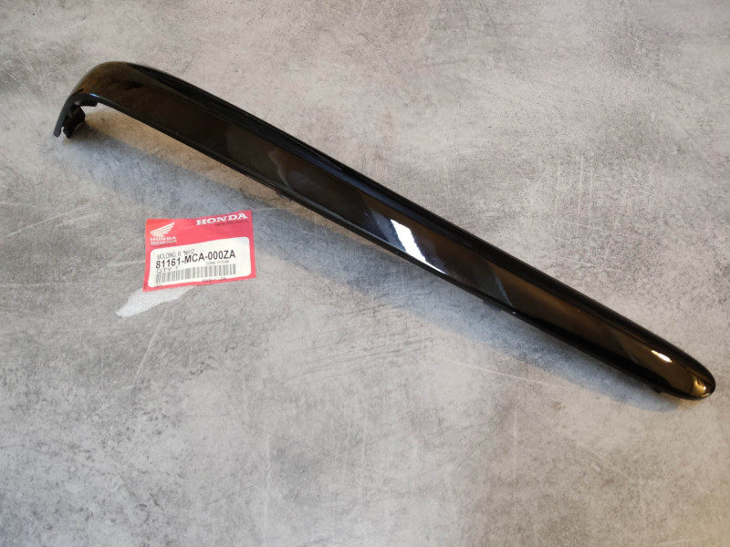 Moulure latérale droit de topcase GL1800 couleur NH1Z HONDA 81161-MCA-000ZA