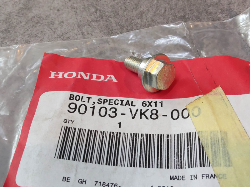 Vis spéciale 6x11 mm HONDA 90103-VK8-000