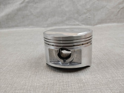Piston cote +0.25 coté droit CX650C 1983 GL650/I 1983 légérement rayé