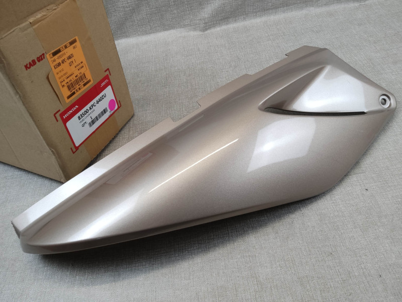 Cache latéral droit XL125V VARADERO bronze 2007/2009 HONDA 83500-KPC-640ZU