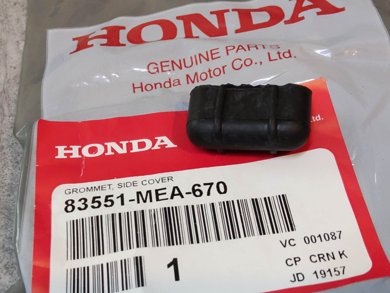 Caoutchouc de cache latéral VTX1300 C/S 04-07 HONDA 83551-MEA-670
