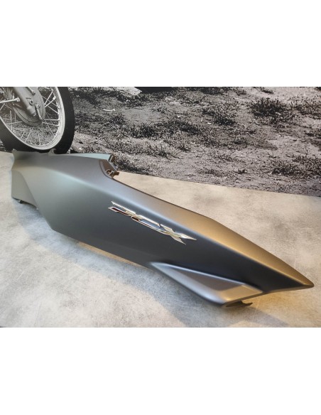 Carénage arrière gauche noir (avec félure) PCX125 HONDA 83650-K35-V00ZGNOS