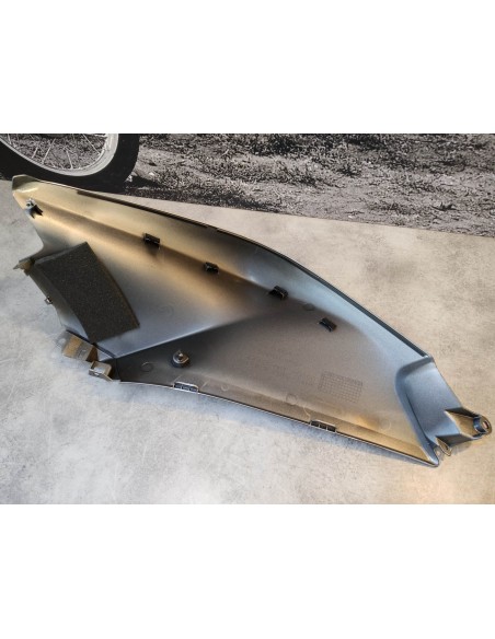 Cache réservoir coté droit VFR1200 F/FD 2010/11 HONDA 64470-MGE-010ZA