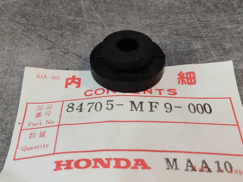 Caoutchouc montage feu arrière VF1000 VT500 NS400 HONDA 84705-MF9-000