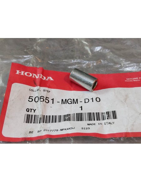 Entretoise repose pied CB600 F/FA/F3 2010/11 HONDA 50651-MGM-D10