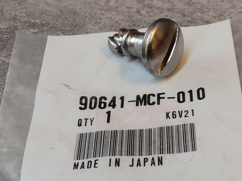 Vis quart de tour carénage 9x15 mm HONDA 90641-MCF-010