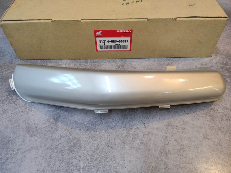 Garniture coté droit sur coffre de PC800 HONDA 81214-MR5-000ZA