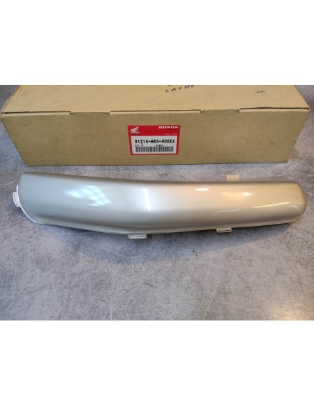 Garniture coté droit sur coffre de PC800 HONDA 81214-MR5-000ZA