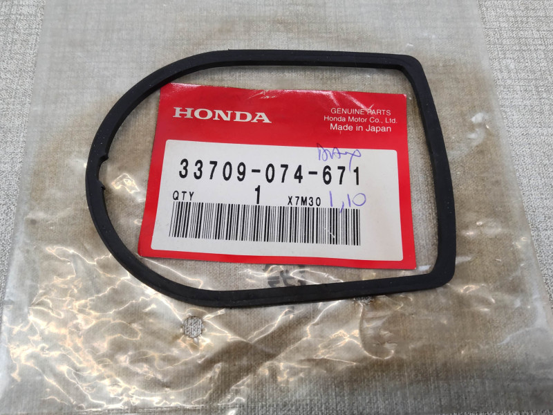 Joint du cabochon de feu AR de ST70  SL125 divers modèles HONDA 33709-074-671