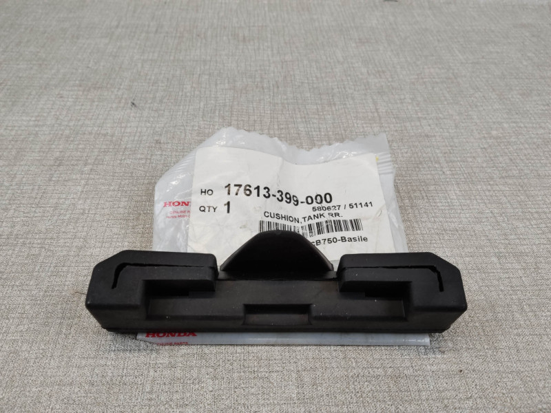 Caoutchouc réservoir AR Honda CB125T CB750 K7 17613-399-000