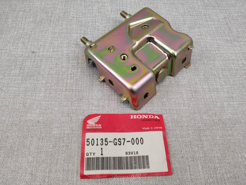 Appui fixation carénage avant Honda SA50 Vision 50135-GS7-000