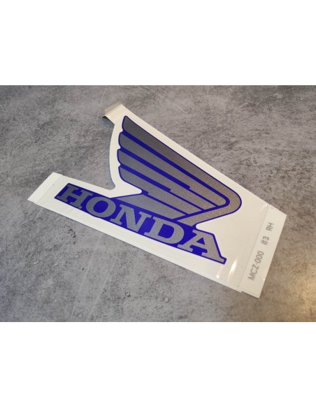 Sticker reservoir coté droit (type 3) CB 900 F 2001-04 HONDA 17521-MCZ-000ZC