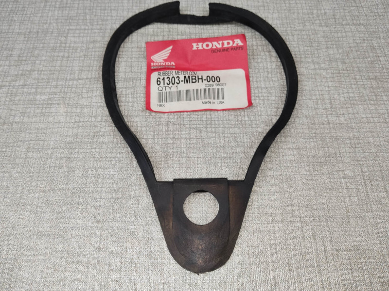 caoutchouc sous compteur VT1100 SHADOW 1998/2001 HONDA 61303-MBH-000