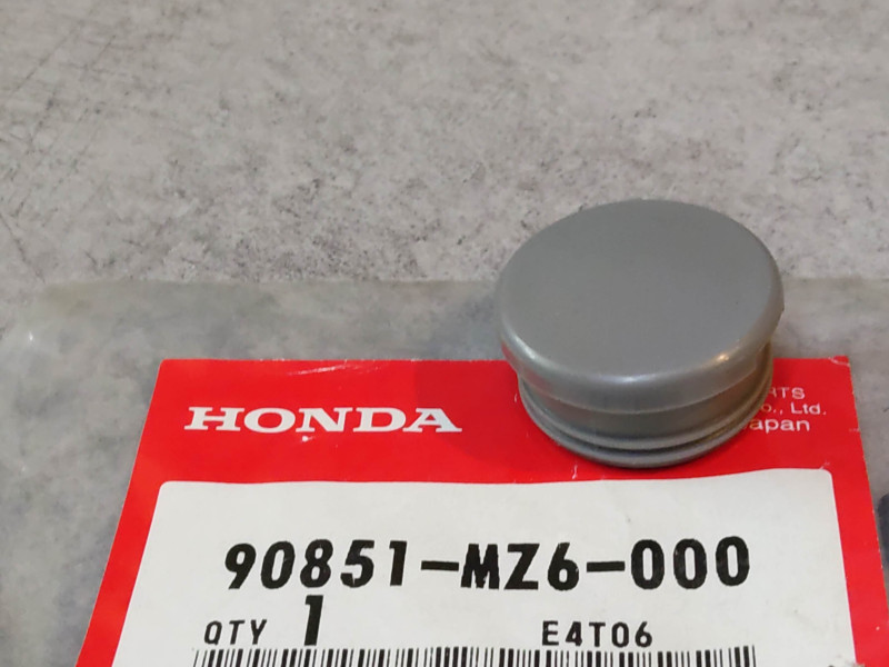 Bouchon plastique NT650V NTV650 1993-2001 HONDA 90851-MZ6-000