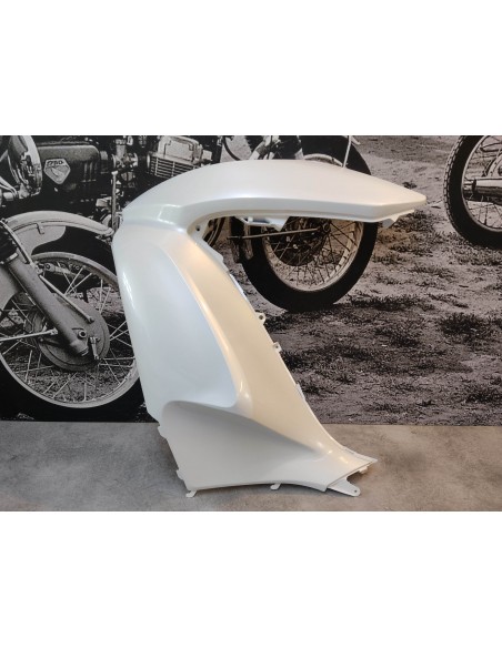 Cache latéral avant gauche blanc nacré (NHAA87P) PCX125 HONDA 64502-KWN-902ZB