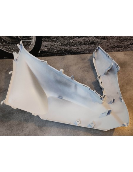 Cache latéral avant gauche blanc nacré (NHAA87P) PCX125 HONDA 64502-KWN-902ZB