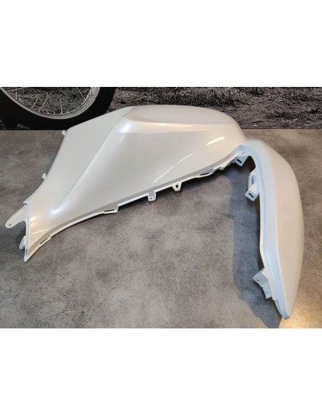 Cache latéral avant gauche blanc nacré (NHAA87P) PCX125 HONDA 64502-KWN-902ZB