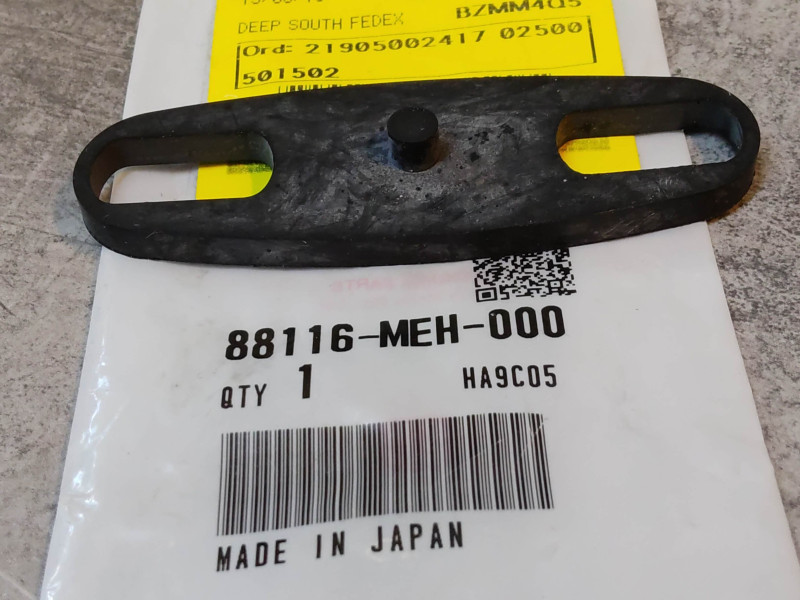 Caoutchouc de fixation NSA700A 2008/2009 HONDA 88116-MEH-000