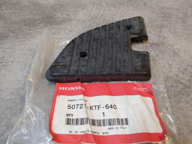 Caoutchouc marche-pied gauche SH125 SH150 2005-2011 HONDA 50721-KTF-640
