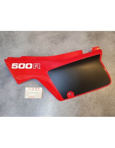 Cache latéral gauche noir/rouge (R-110) pour XL500RC HONDA 836A0-MC4-600ZA